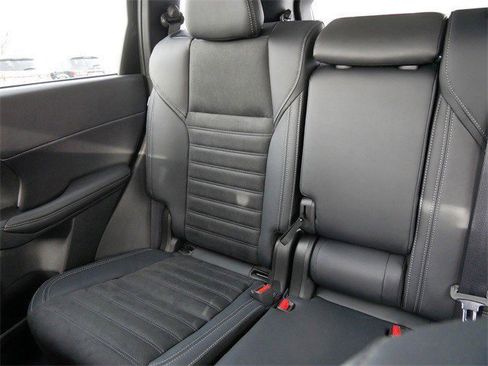 Used 2025 Mitsubishi Outlander SE image 13