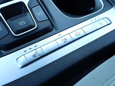 Used 2024 Kia Carnival LX image 9