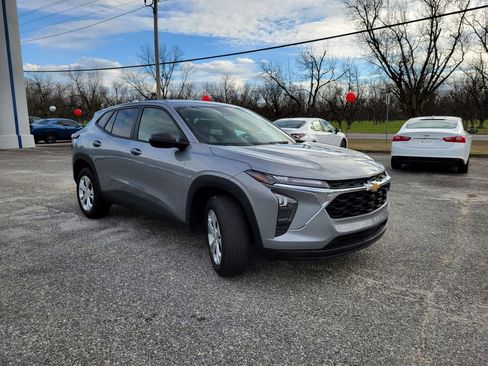 Used 2024 Chevrolet Trax LS w/ Driver Confidence Package image 7