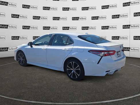Used 2019 Toyota Camry SE image 4