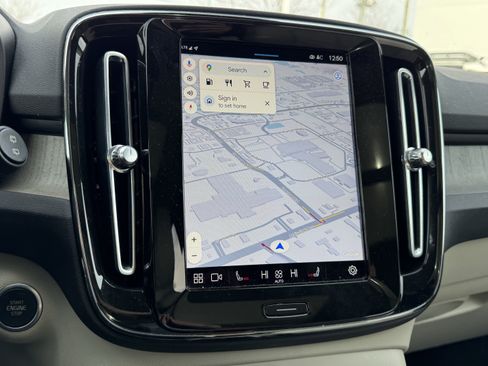 Used 2023 Volvo XC40 B5 Plus image 9