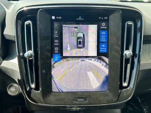 Certified 2025 Volvo XC40 B5 Plus AWD/4WD image 27