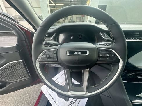 Used 2023 Jeep Grand Cherokee Limited w/ Black Appearance Package AWD/4WD image 16