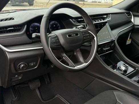 New 2025 Jeep Grand Cherokee Altitude image 22