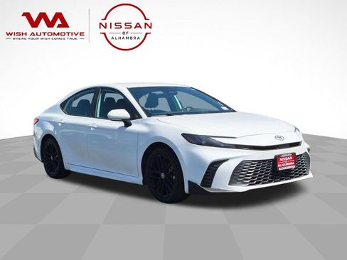 Used 2025 Toyota Camry SE FWD image 3