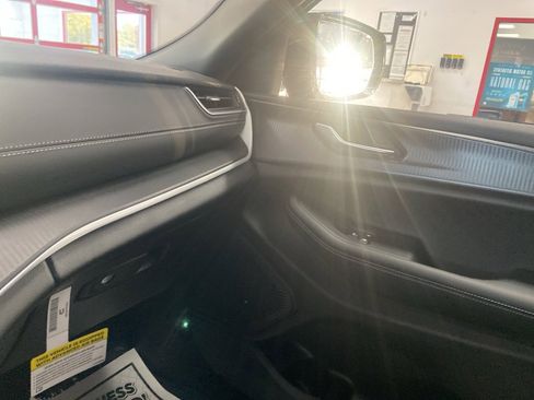 New 2025 Jeep Grand Cherokee Altitude image 24