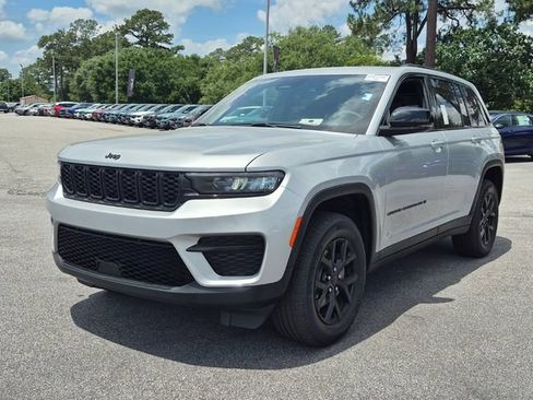Used 2025 Jeep Grand Cherokee Altitude AWD/4WD image 7