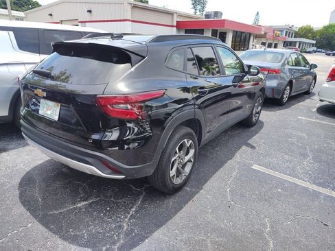 Used 2025 Chevrolet Trax LT w/ LT Convenience Package FWD image 9