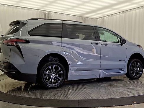Used 2025 Toyota Sienna XSE w/ XSE Plus Package FWD image 10