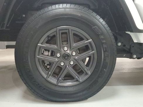 Used 2024 Jeep Gladiator Sport image 7