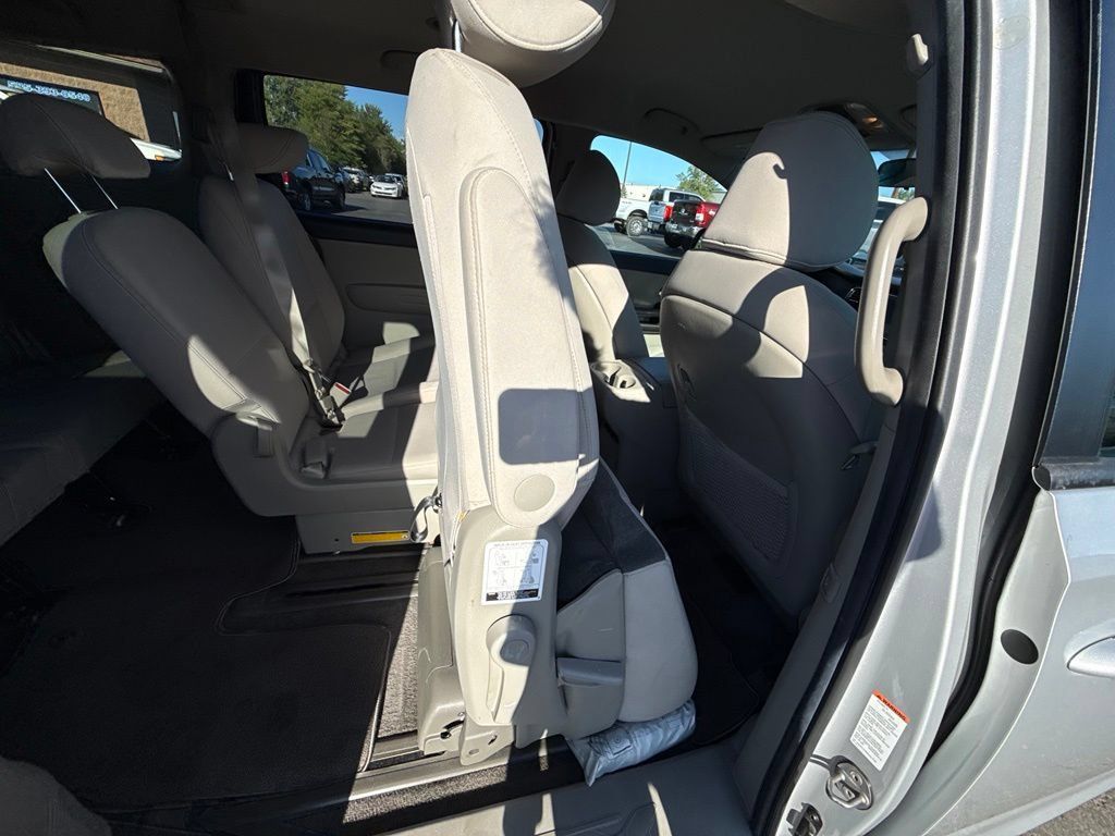 Used 2020 Kia Sedona LX FWD image 15