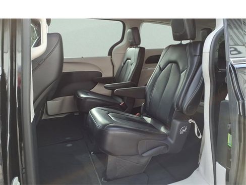 Used 2024 Chrysler Pacifica Touring-L image 25