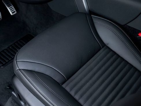 New 2026 Land Rover Discovery Limited Edition AWD/4WD image 14
