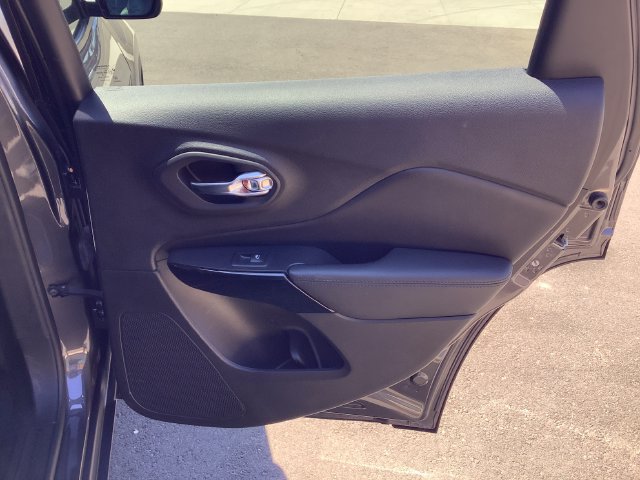 Used 2020 Jeep Cherokee Latitude Plus FWD image 33