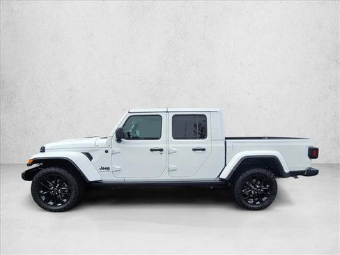 Used 2025 Jeep Gladiator Sport image 2