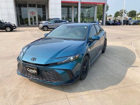 Used 2025 Toyota Camry SE FWD image 8