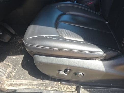 Used 2023 Chrysler Pacifica Touring-L w/ S Appearance Package FWD image 9