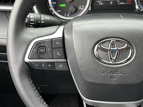Used 2025 Toyota Highlander XLE image 12