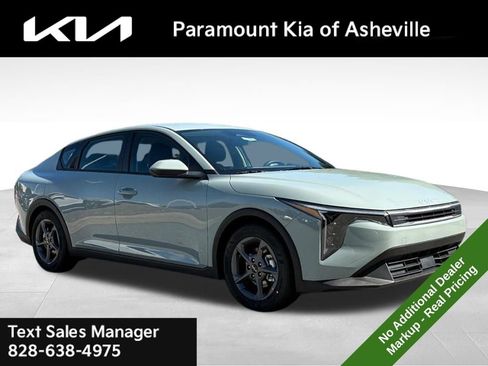 New 2025 Kia K4 LXS image 1