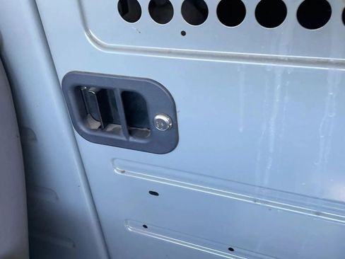 Used 2013 Chevrolet Express 2500 RWD image 30