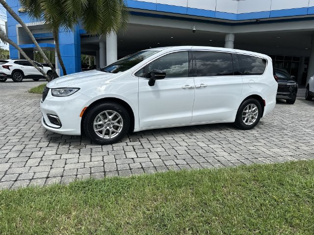 Used 2024 Chrysler Pacifica Touring FWD image 31