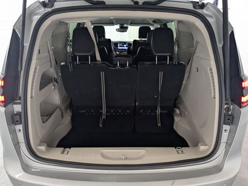 Certified 2024 Chrysler Pacifica Touring-L FWD image 23
