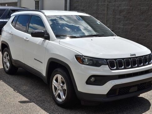 Used 2024 Jeep Compass Latitude AWD/4WD image 2