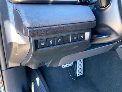 Used 2025 Toyota Camry SE image 36