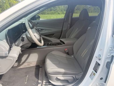Used 2025 Hyundai Elantra Sport FWD image 9