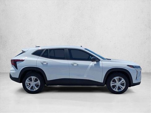 Used 2025 Chevrolet Trax LS w/ Driver Confidence Package FWD image 4