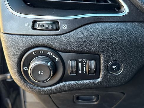 Used 2019 Jeep Cherokee Trailhawk image 24