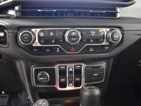 Used 2025 Jeep Wrangler Unlimited Sahara AWD/4WD image 24