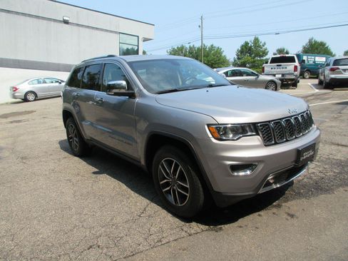 Used 2019 Jeep Grand Cherokee Limited w/ Trailer Tow Group IV AWD/4WD image 3