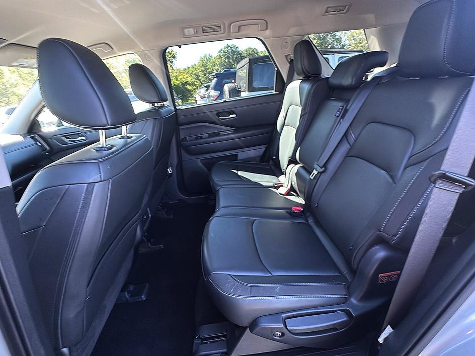 Certified 2025 Nissan Pathfinder SL FWD image 18