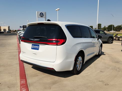 Used 2023 Chrysler Pacifica Touring-L FWD image 5
