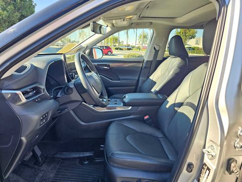 Used 2023 Toyota Highlander Limited image 22