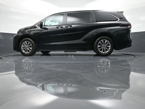 Used 2024 Toyota Sienna LE w/ Protection Package (TMS) AWD/4WD image 29