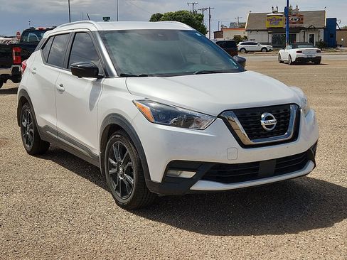 Used 2020 Nissan Kicks SR w/ SR Premium Package FWD image 4