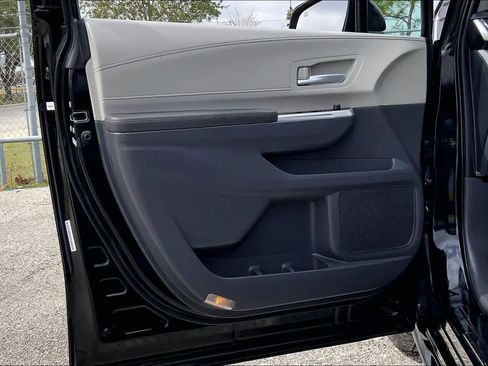 Used 2022 Toyota Sienna XLE image 21