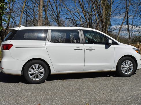 Used 2018 Kia Sedona L image 9