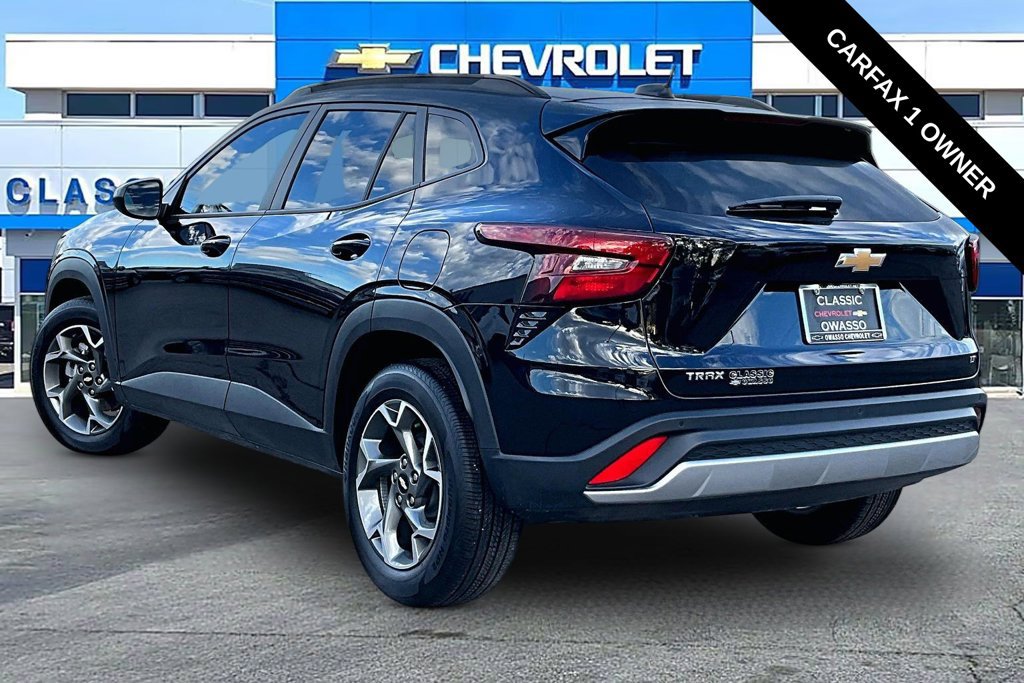 Used 2025 Chevrolet Trax LT w/ Driver Confidence Package FWD image 3