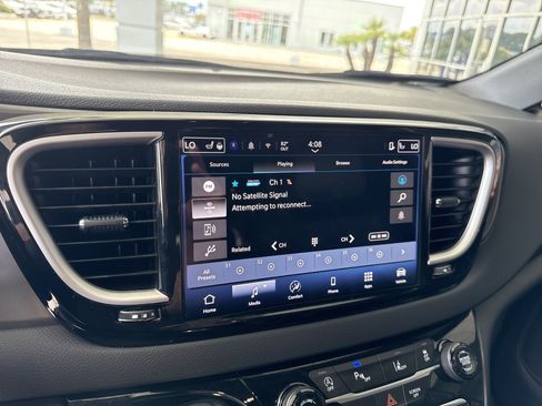 Used 2025 Chrysler Pacifica Select FWD image 13
