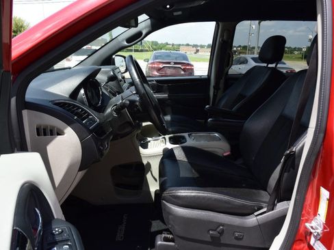 Used 2015 Dodge Grand Caravan SXT image 13