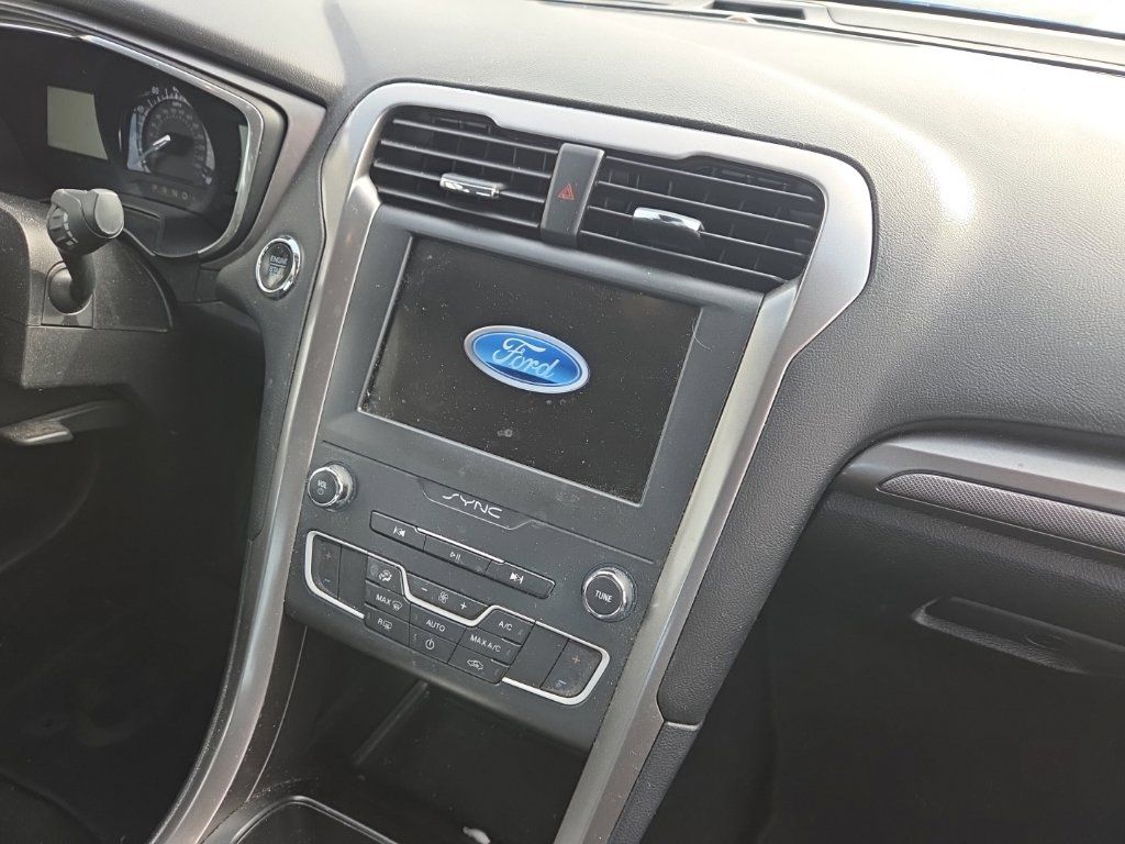 Used 2020 Ford Fusion SE FWD image 4