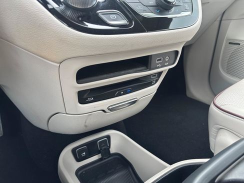 Used 2019 Chrysler Pacifica Limited w/ Advanced Safetytec Group FWD image 14