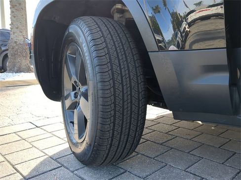 Used 2023 Land Rover Defender 90 SE image 34