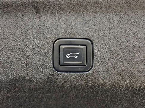 Used 2023 GMC Yukon SLT image 31