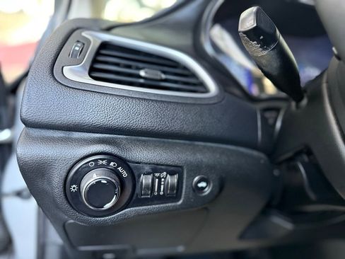 Used 2015 Chrysler 200 Limited image 21