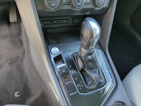 Used 2018 Volkswagen Tiguan SEL FWD image 16
