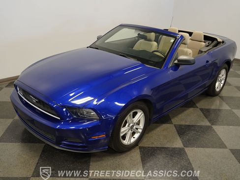 Used 2014 Ford Mustang Convertible RWD image 20